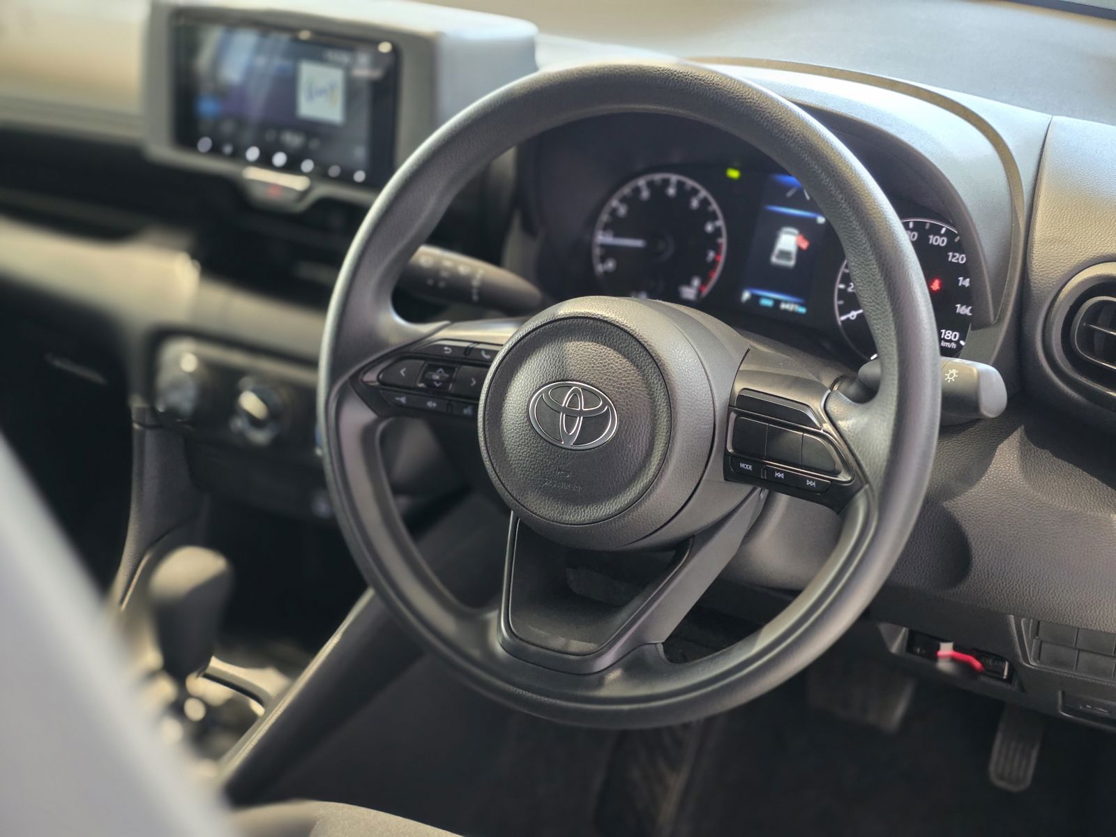 2024 Toyota Yaris X — photo 6